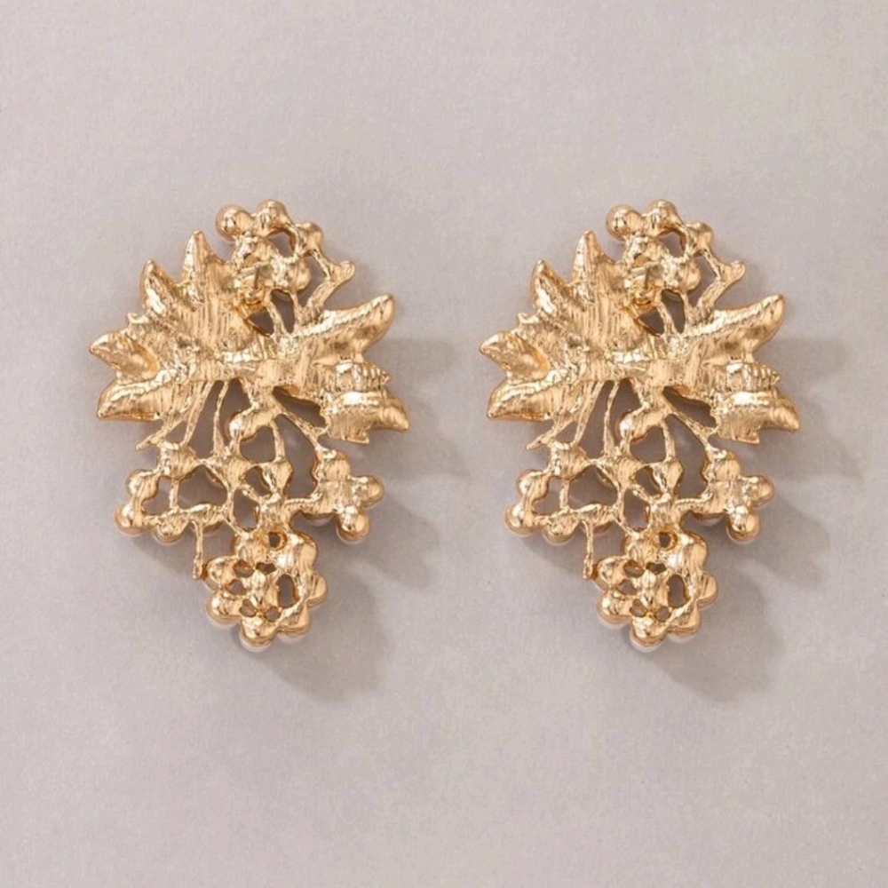 Faux pearl leaf decor earring. - Picture 2 of 4